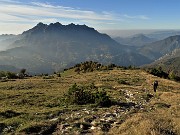 10 Salendo dal parcheggio d'Alpe Arera (1600 m) al Rif. Capanna 2000 (1975 m) con splendida vista in Alben